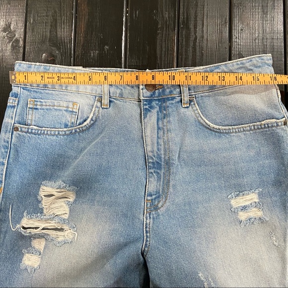 Forever 21 Denim Mom Fit Light Wash Distressed Jeans Size 30 NWT - Picture 6 of 7